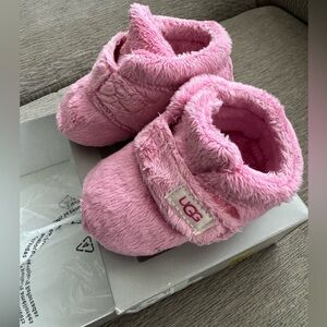SZ 2-3 soft bottom UGG moccasins